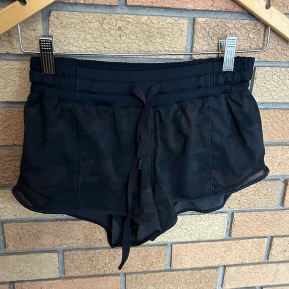 Lululemon Hottie Hot Short’s Low Rise 2.5” Black Camo Size 4 - Picture 1 of 4